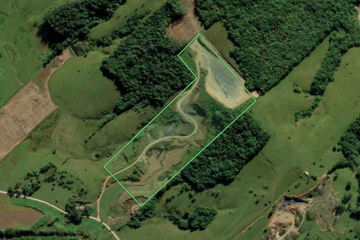 Imagem de satélite do imóvel rural em Urussanga (SC), com o contorno declarado no CAR desenhado por cima.