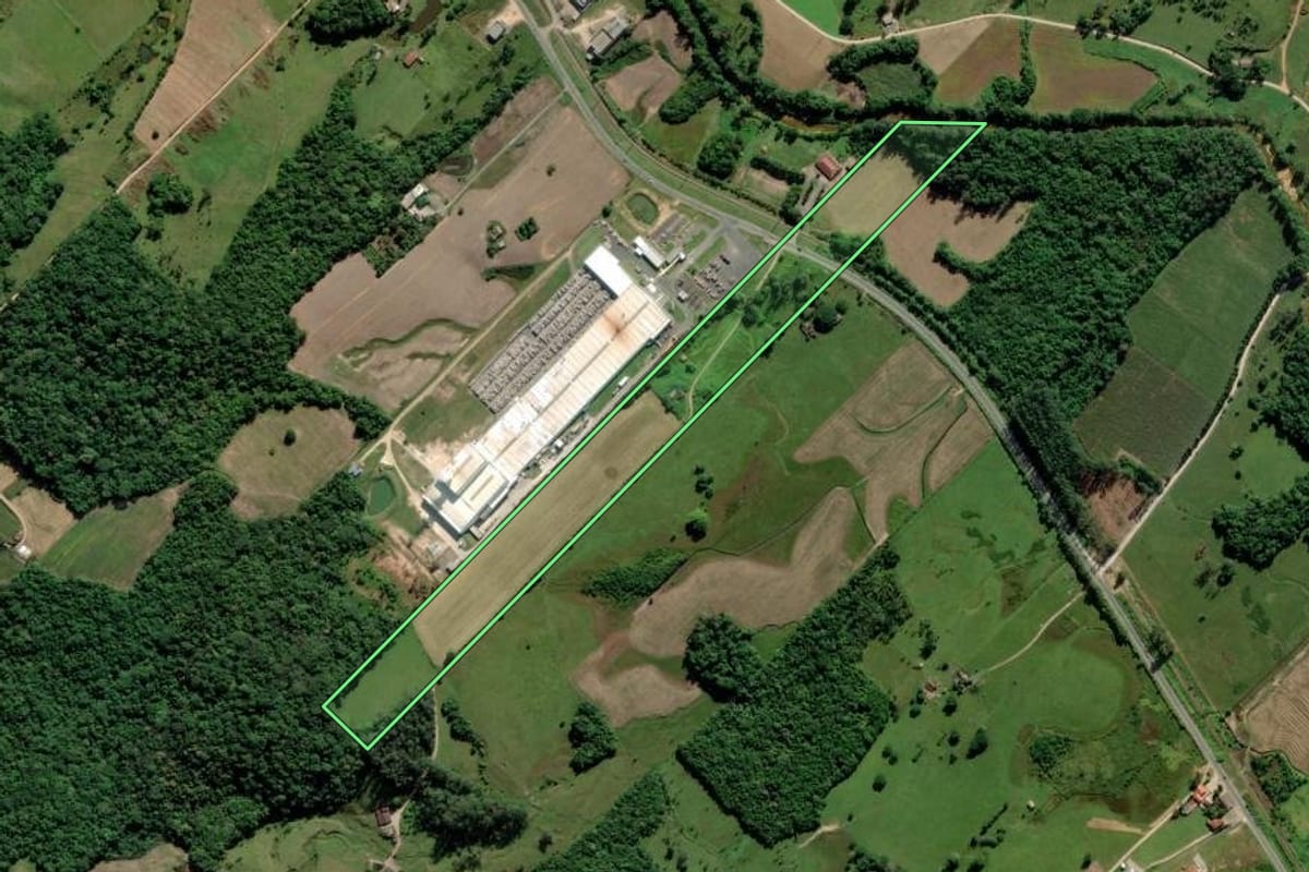 Imagem de satélite do imóvel rural em Urussanga (SC), com o contorno declarado no CAR desenhado por cima.