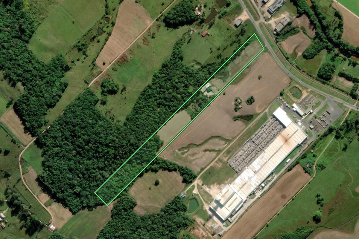 Imagem de satélite do imóvel rural em Urussanga (SC), com o contorno declarado no CAR desenhado por cima.
