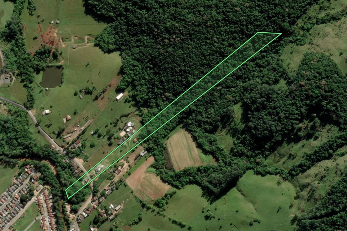 Imagem de satélite do imóvel rural em Urussanga (SC), com o contorno declarado no CAR desenhado por cima.