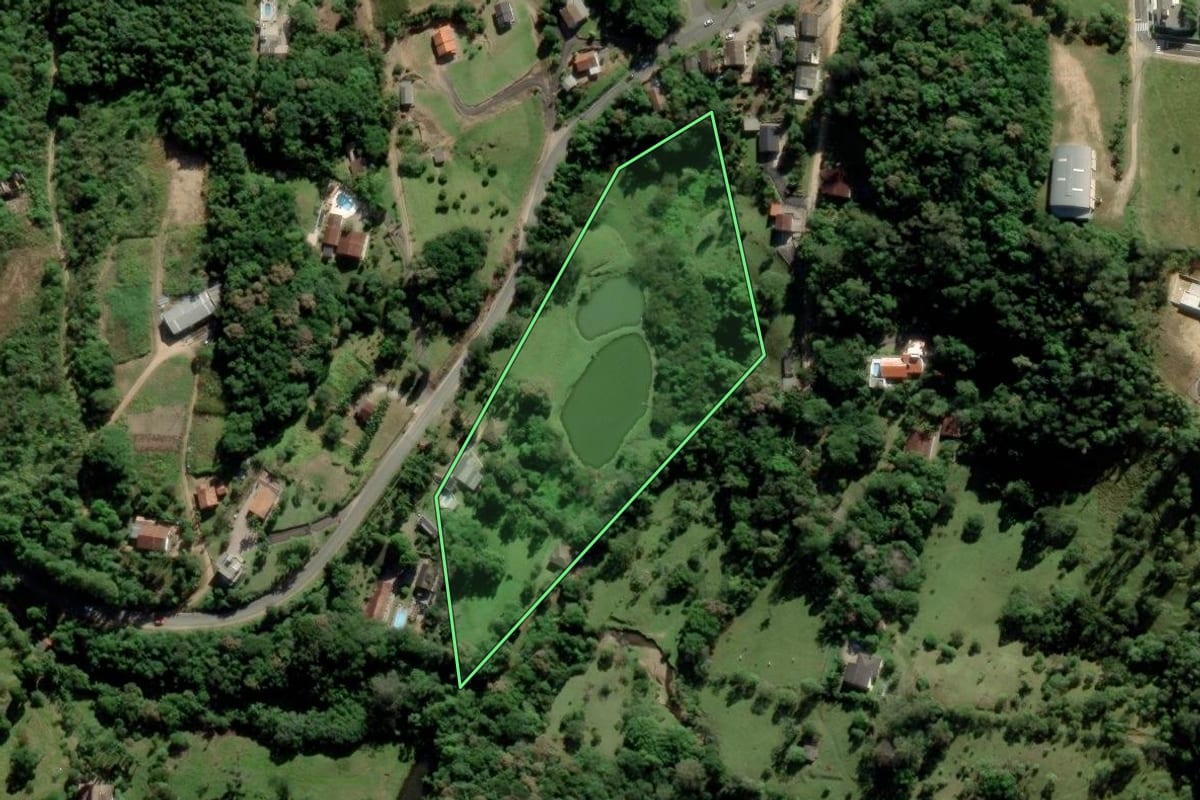 Imagem de satélite do imóvel rural em Urussanga (SC), com o contorno declarado no CAR desenhado por cima.