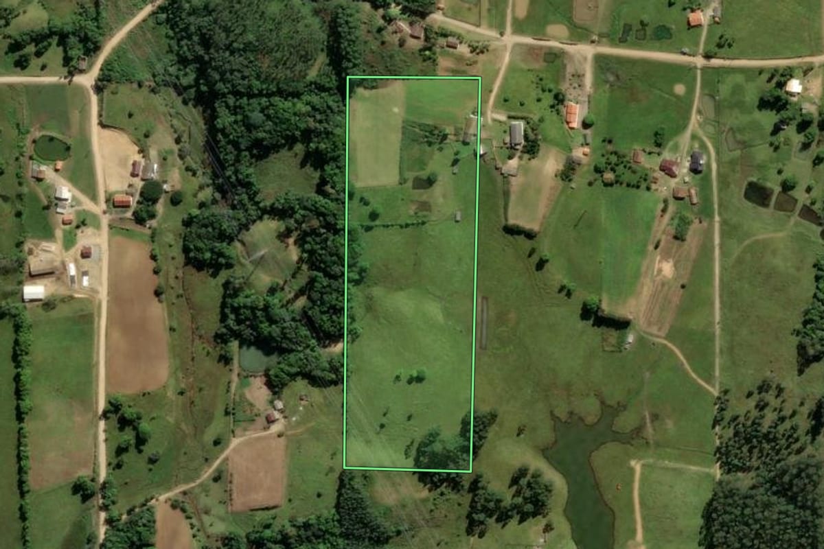 Imagem de satélite do imóvel rural em Urussanga (SC), com o contorno declarado no CAR desenhado por cima.