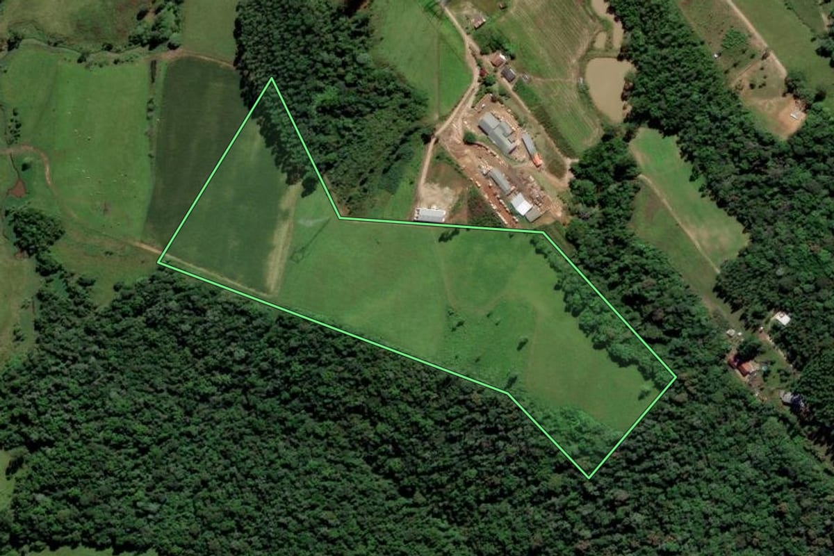 Imagem de satélite do imóvel rural em Urussanga (SC), com o contorno declarado no CAR desenhado por cima.