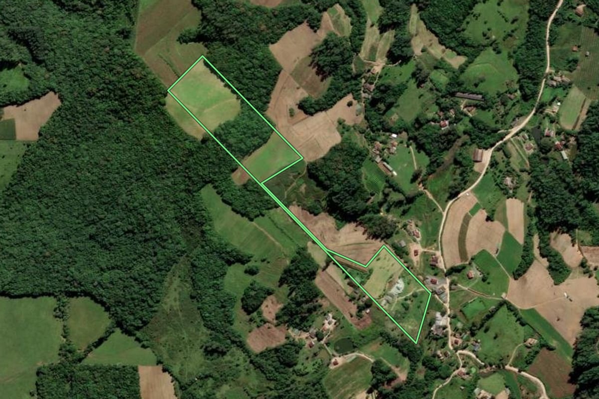 Imagem de satélite do imóvel rural em Urussanga (SC), com o contorno declarado no CAR desenhado por cima.