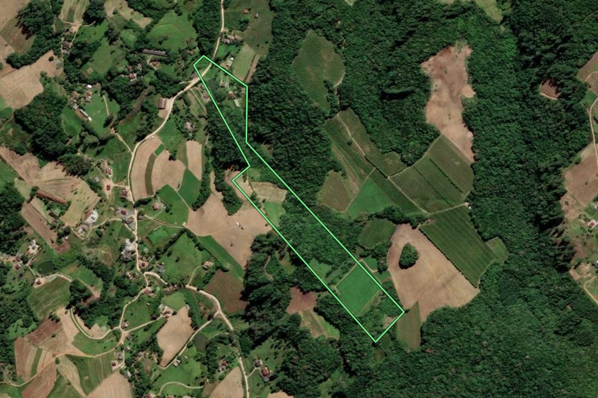 Imagem de satélite do imóvel rural em Urussanga (SC), com o contorno declarado no CAR desenhado por cima.