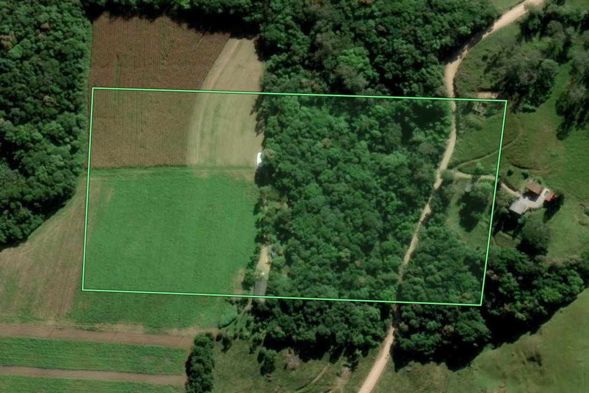 Imagem de satélite do imóvel rural em Urussanga (SC), com o contorno declarado no CAR desenhado por cima.