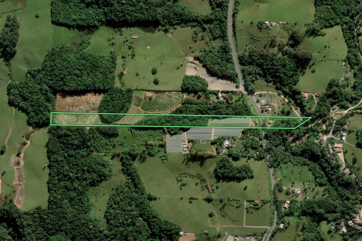 Imagem de satélite do imóvel rural em Urussanga (SC), com o contorno declarado no CAR desenhado por cima.