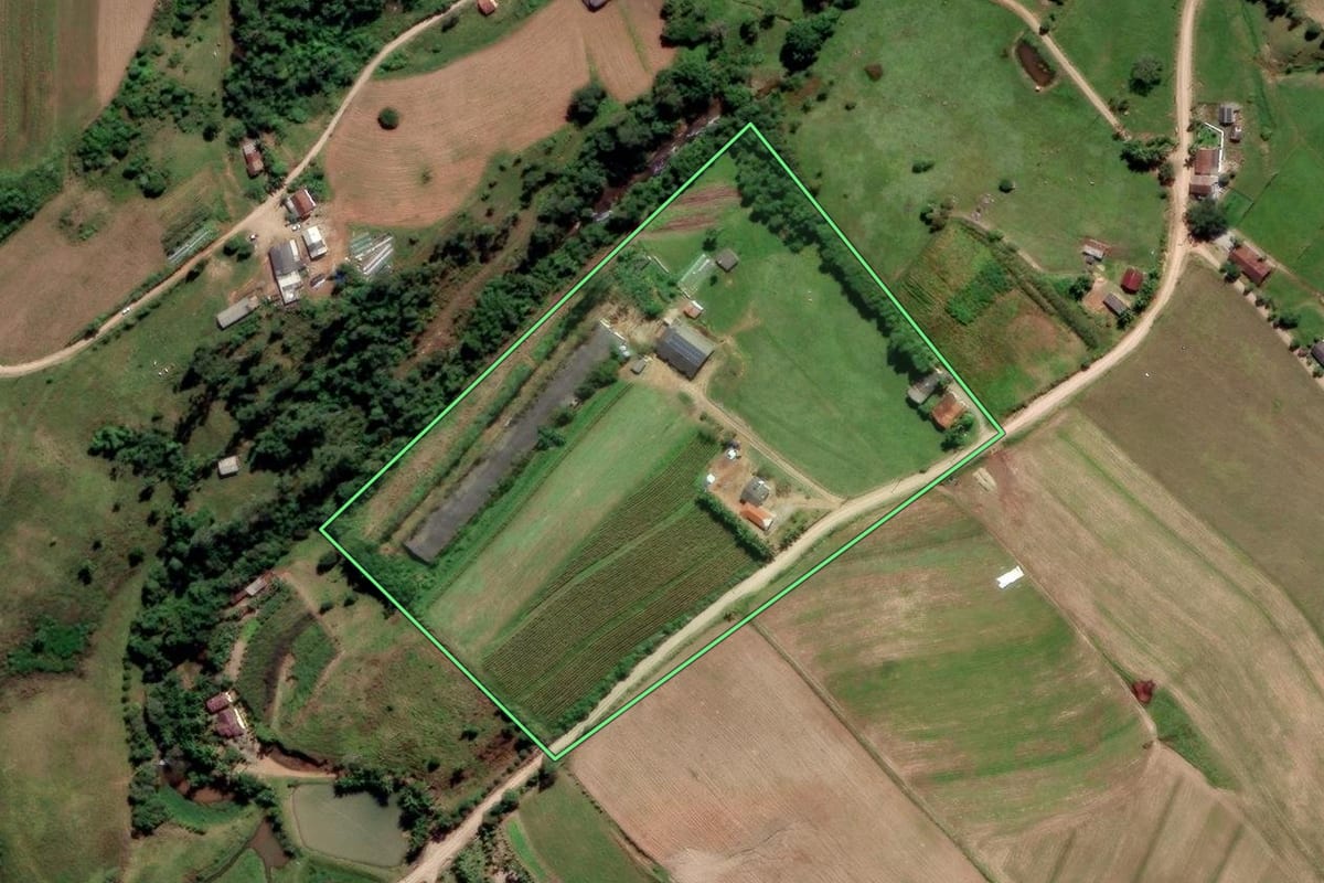 Imagem de satélite do imóvel rural em Urussanga (SC), com o contorno declarado no CAR desenhado por cima.