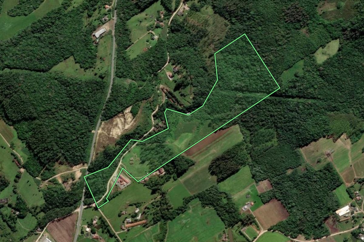 Imagem de satélite do imóvel rural em Urussanga (SC), com o contorno declarado no CAR desenhado por cima.