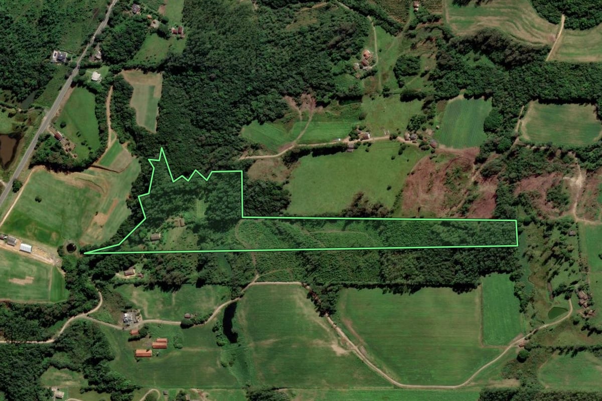 Imagem de satélite do imóvel rural em Urussanga (SC), com o contorno declarado no CAR desenhado por cima.