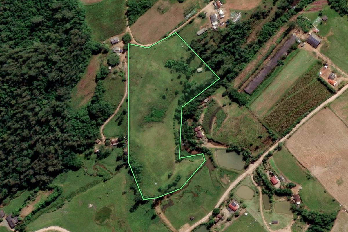 Imagem de satélite do imóvel rural em Urussanga (SC), com o contorno declarado no CAR desenhado por cima.