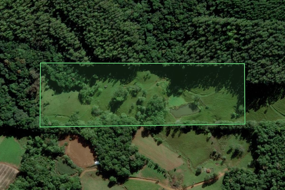 Imagem de satélite do imóvel rural em Urussanga (SC), com o contorno declarado no CAR desenhado por cima.