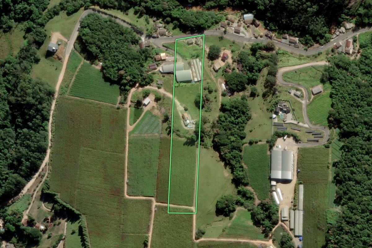 Imagem de satélite do imóvel rural em Urussanga (SC), com o contorno declarado no CAR desenhado por cima.