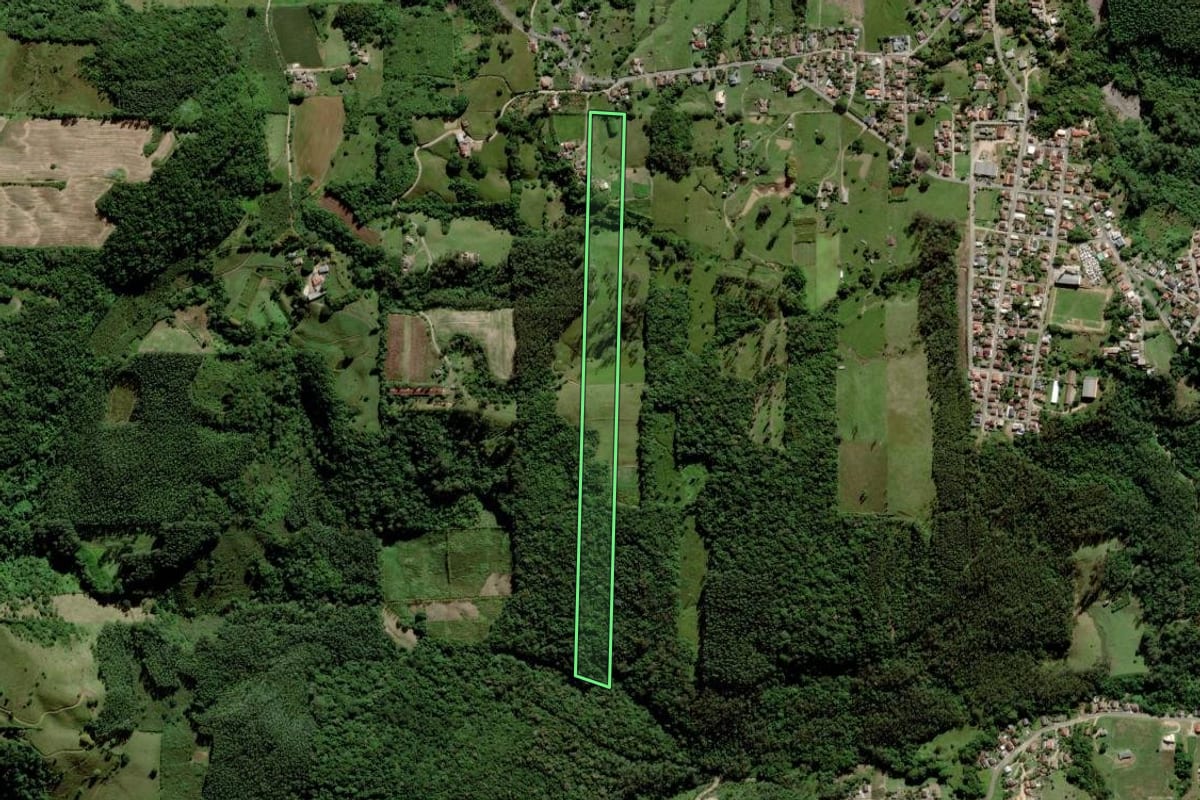 Imagem de satélite do imóvel rural em Urussanga (SC), com o contorno declarado no CAR desenhado por cima.