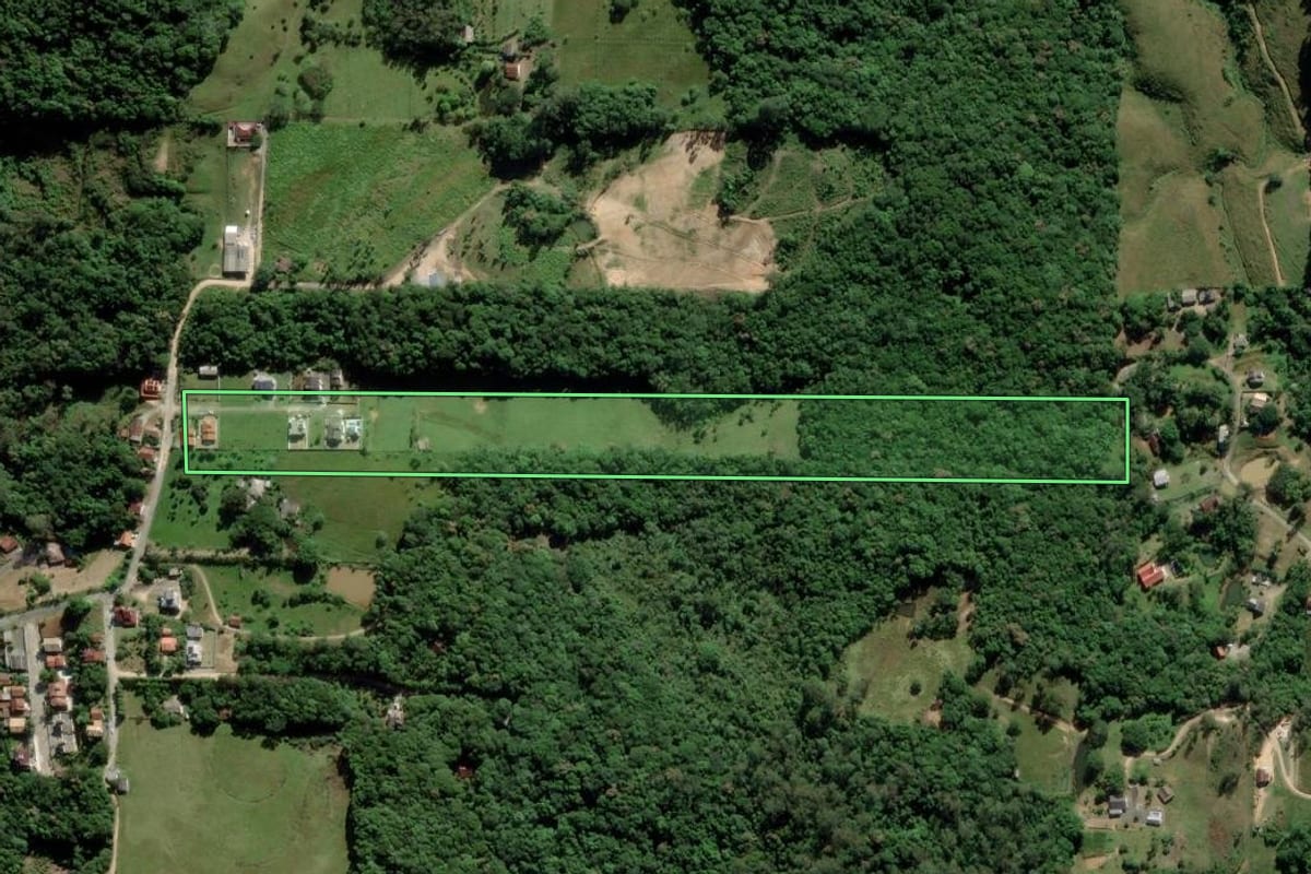 Imagem de satélite do imóvel rural em Urussanga (SC), com o contorno declarado no CAR desenhado por cima.