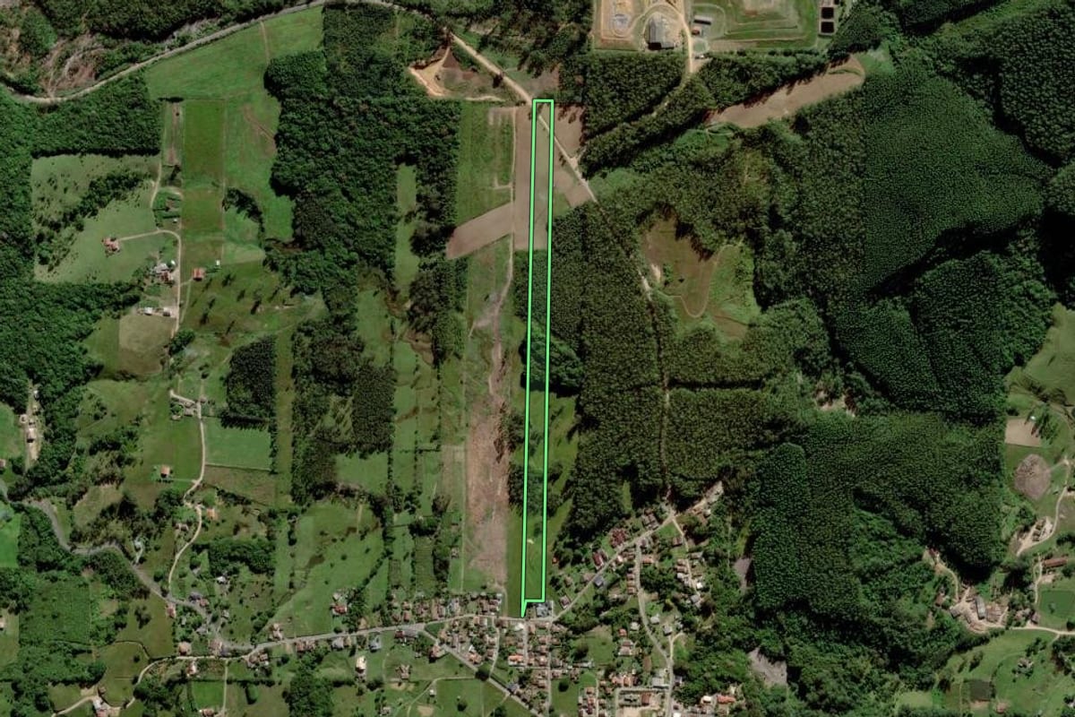 Imagem de satélite do imóvel rural em Urussanga (SC), com o contorno declarado no CAR desenhado por cima.