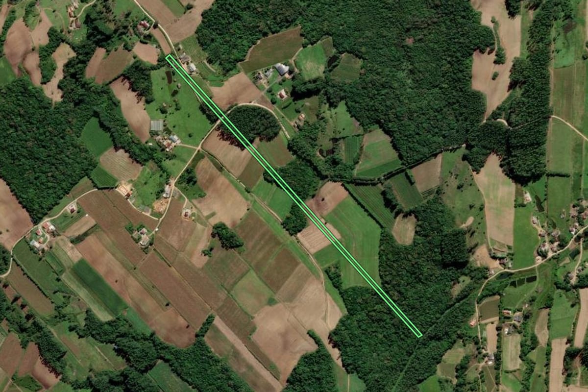 Imagem de satélite do imóvel rural em Urussanga (SC), com o contorno declarado no CAR desenhado por cima.