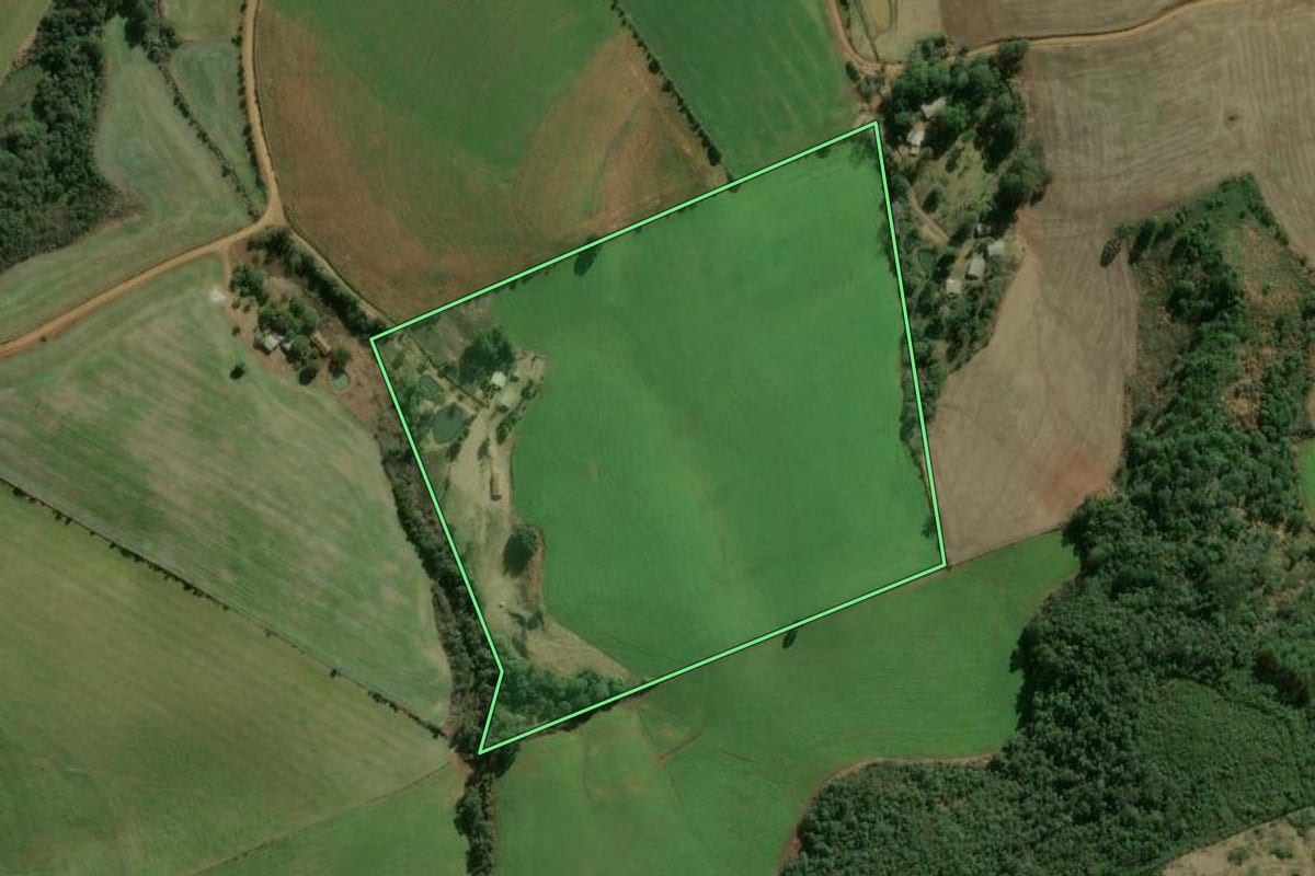 Imagem de satélite do imóvel rural em Vargeão (SC), com o contorno declarado no CAR desenhado por cima.
