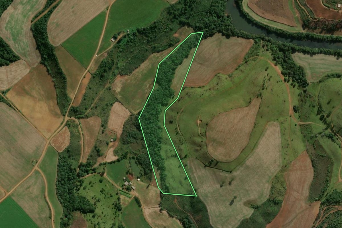Imagem de satélite do imóvel rural em Vargeão (SC), com o contorno declarado no CAR desenhado por cima.