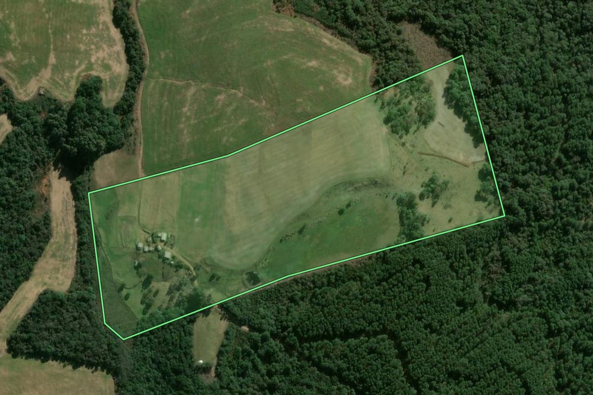 Imagem de satélite do imóvel rural em Vargeão (SC), com o contorno declarado no CAR desenhado por cima.