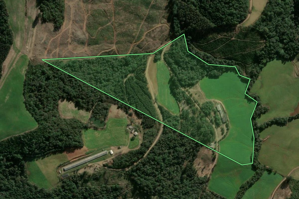 Imagem de satélite do imóvel rural em Vargeão (SC), com o contorno declarado no CAR desenhado por cima.
