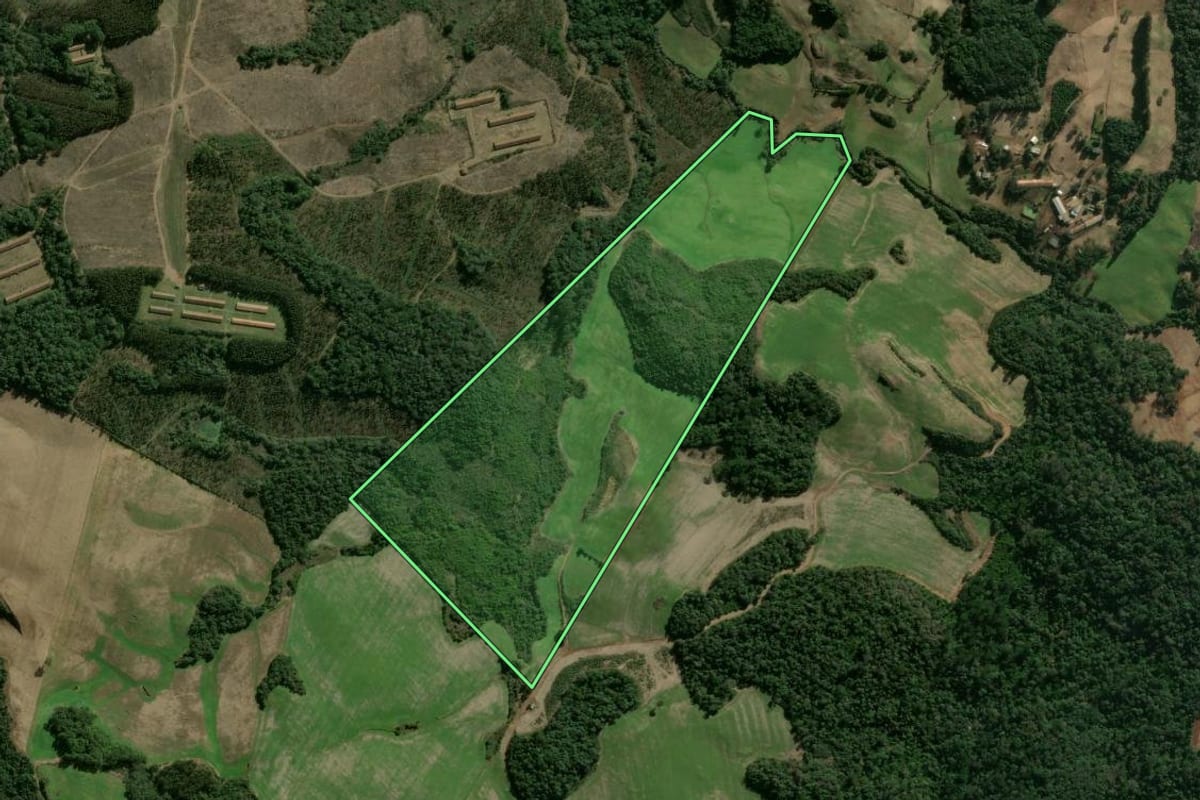 Imagem de satélite do imóvel rural em Vargeão (SC), com o contorno declarado no CAR desenhado por cima.