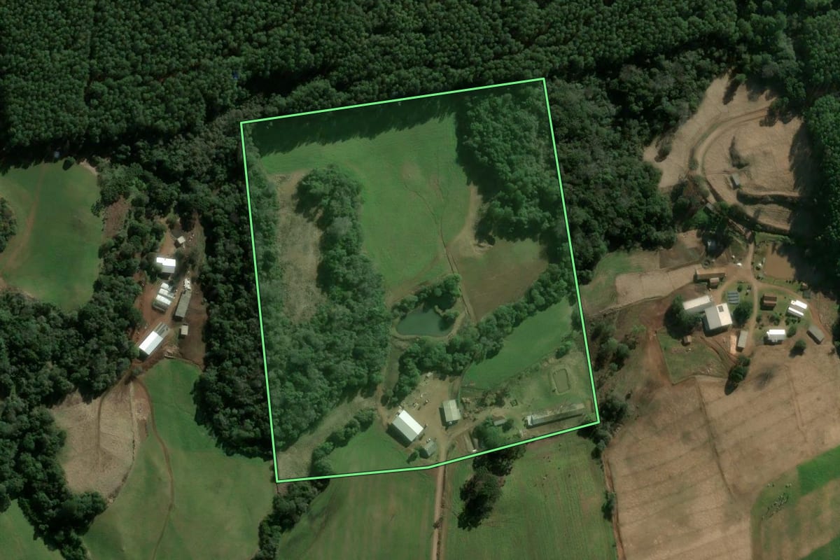Imagem de satélite do imóvel rural em Vargeão (SC), com o contorno declarado no CAR desenhado por cima.
