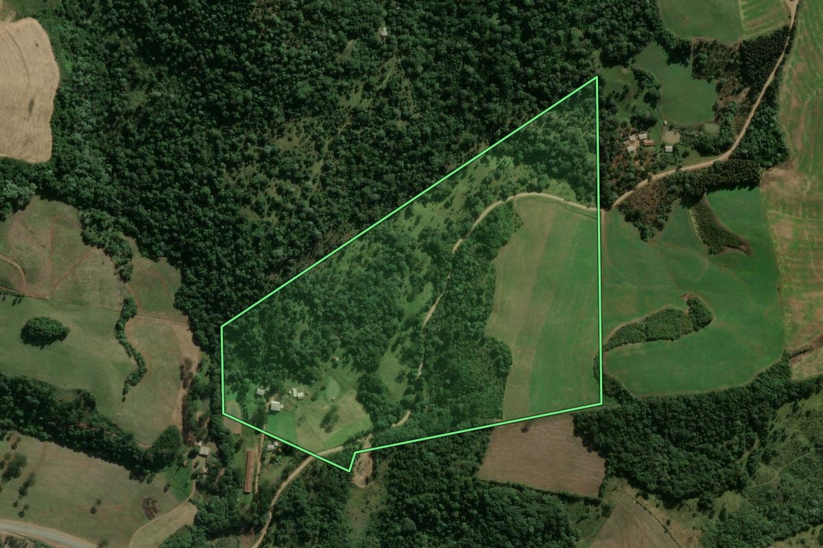 Imagem de satélite do imóvel rural em Vargeão (SC), com o contorno declarado no CAR desenhado por cima.