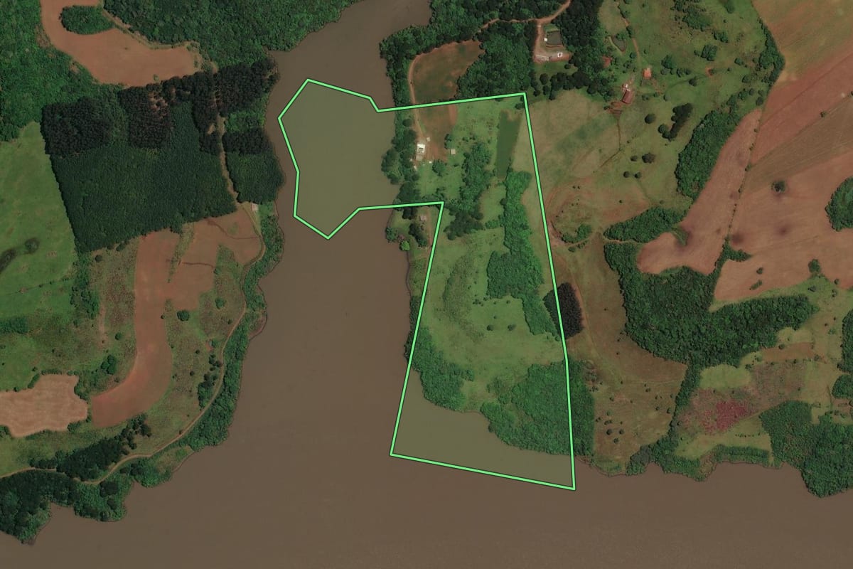 Imagem de satélite do imóvel rural em Vargem (SC), com o contorno declarado no CAR desenhado por cima.