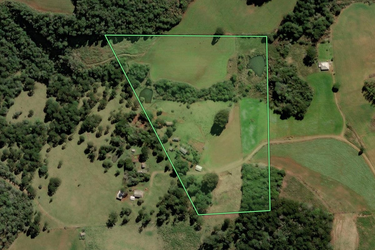 Imagem de satélite do imóvel rural em Vargem (SC), com o contorno declarado no CAR desenhado por cima.