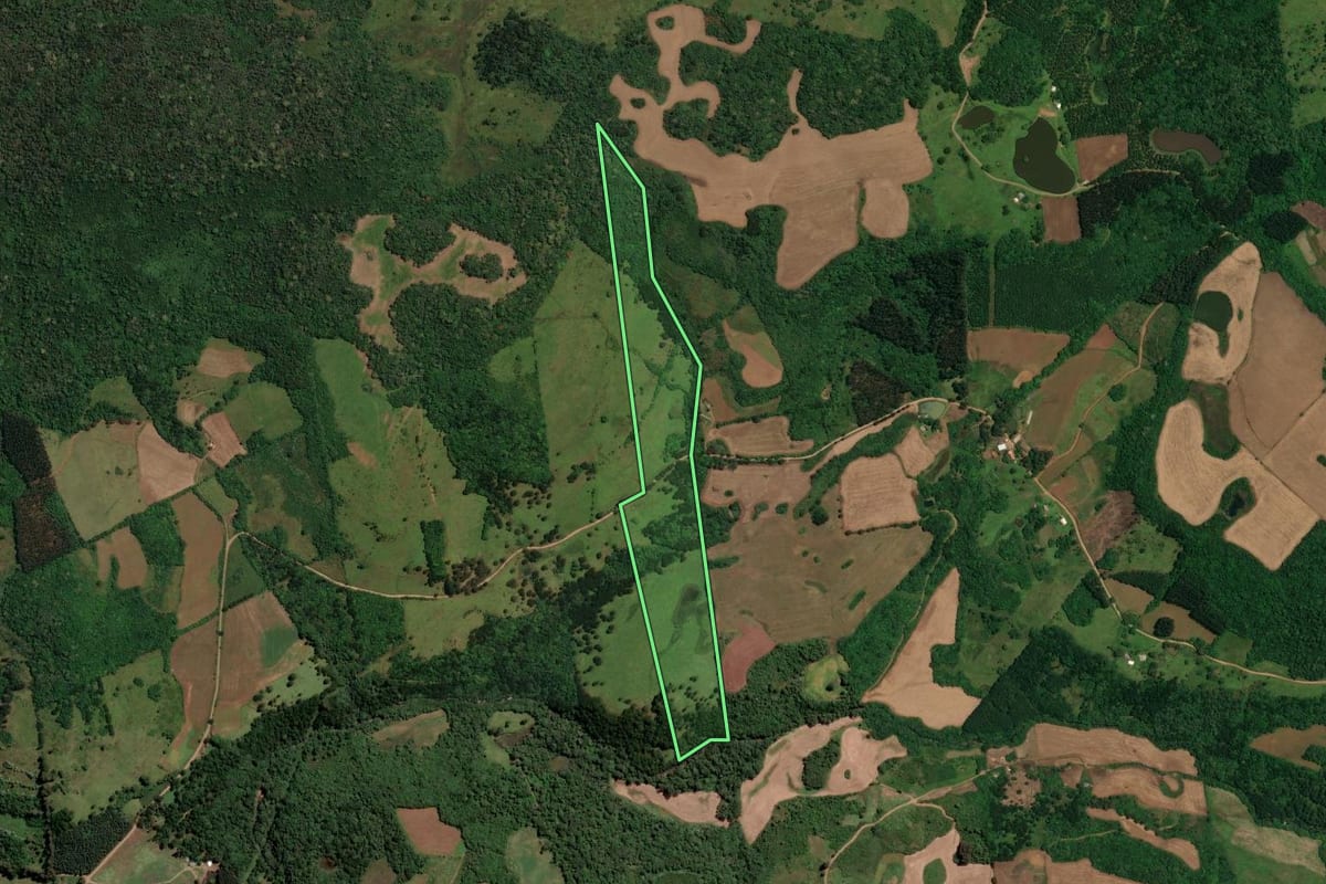 Imagem de satélite do imóvel rural em Vargem (SC), com o contorno declarado no CAR desenhado por cima.