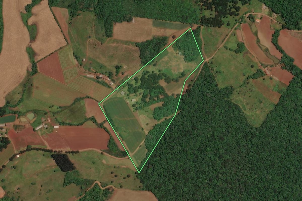 Imagem de satélite do imóvel rural em Vargem (SC), com o contorno declarado no CAR desenhado por cima.