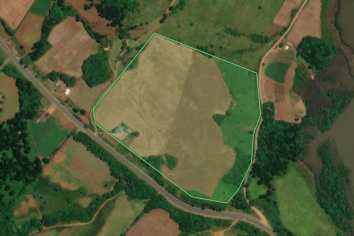 Imagem de satélite do imóvel rural em Vargem (SC), com o contorno declarado no CAR desenhado por cima.
