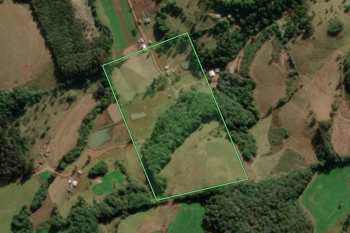 Imagem de satélite do imóvel rural em Vargem (SC), com o contorno declarado no CAR desenhado por cima.