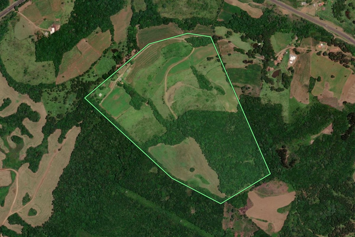 Imagem de satélite do imóvel rural em Vargem (SC), com o contorno declarado no CAR desenhado por cima.