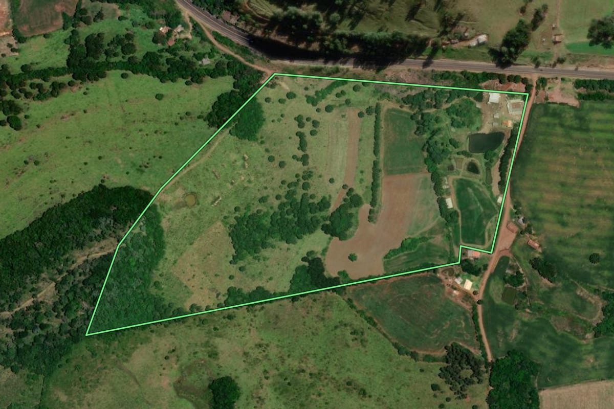 Imagem de satélite do imóvel rural em Vargem (SC), com o contorno declarado no CAR desenhado por cima.