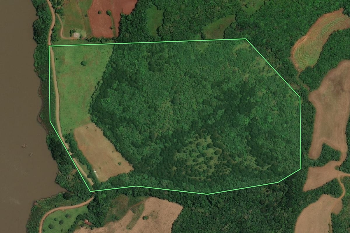 Imagem de satélite do imóvel rural em Vargem (SC), com o contorno declarado no CAR desenhado por cima.
