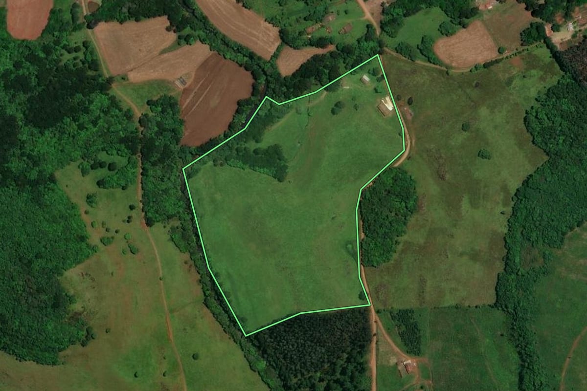 Imagem de satélite do imóvel rural em Vargem (SC), com o contorno declarado no CAR desenhado por cima.