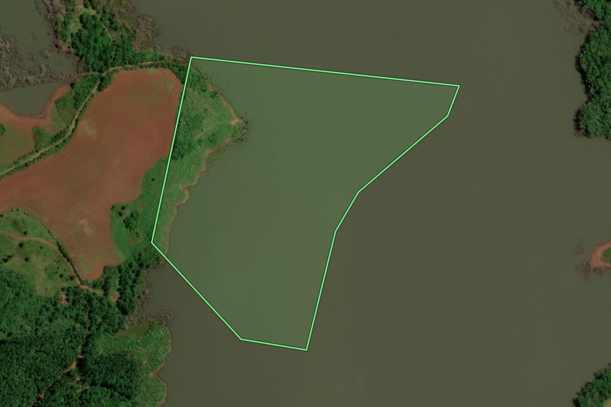 Imagem de satélite do imóvel rural em Vargem (SC), com o contorno declarado no CAR desenhado por cima.