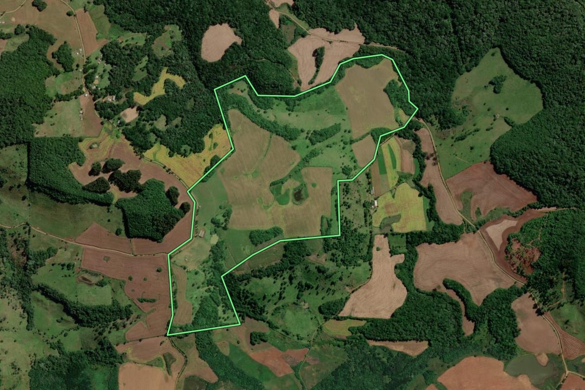 Imagem de satélite do imóvel rural em Vargem (SC), com o contorno declarado no CAR desenhado por cima.