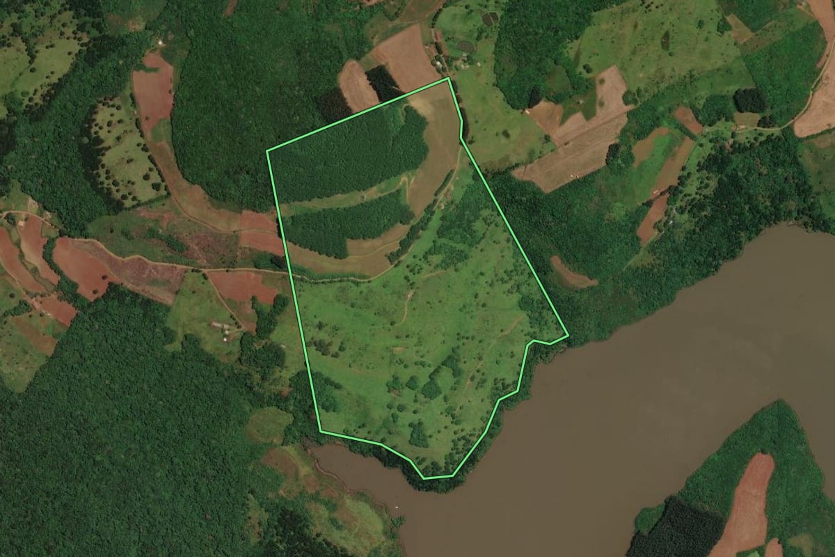 Imagem de satélite do imóvel rural em Vargem (SC), com o contorno declarado no CAR desenhado por cima.
