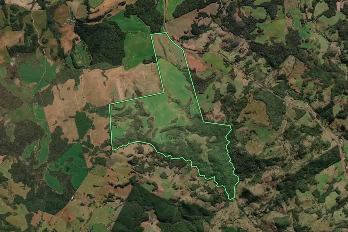 Imagem de satélite do imóvel rural em Vargem (SC), com o contorno declarado no CAR desenhado por cima.