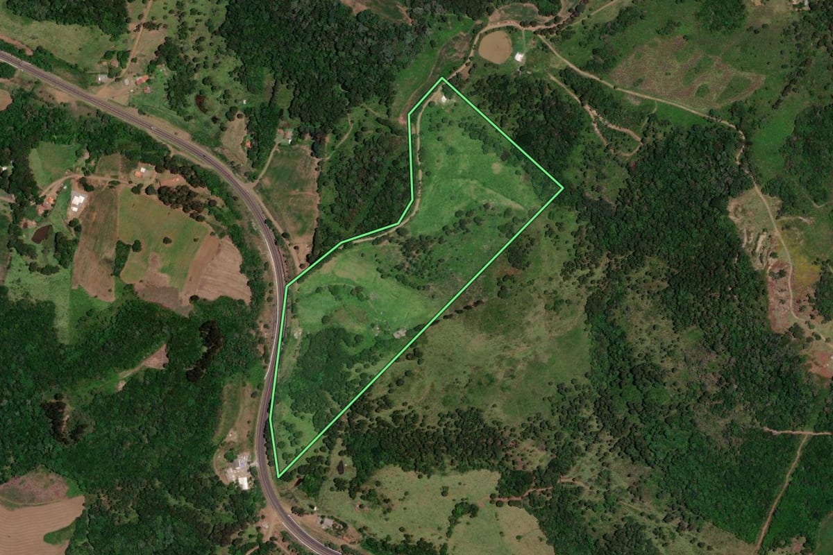 Imagem de satélite do imóvel rural em Vargem (SC), com o contorno declarado no CAR desenhado por cima.