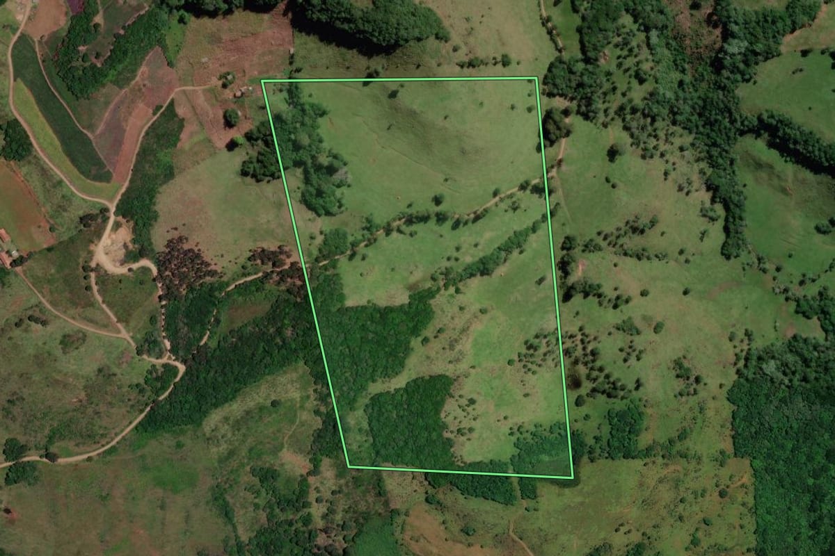 Imagem de satélite do imóvel rural em Vargem (SC), com o contorno declarado no CAR desenhado por cima.