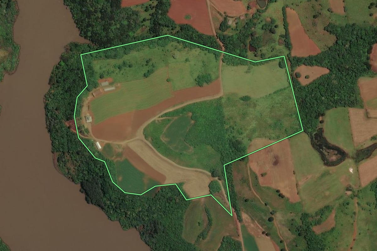 Imagem de satélite do imóvel rural em Vargem (SC), com o contorno declarado no CAR desenhado por cima.