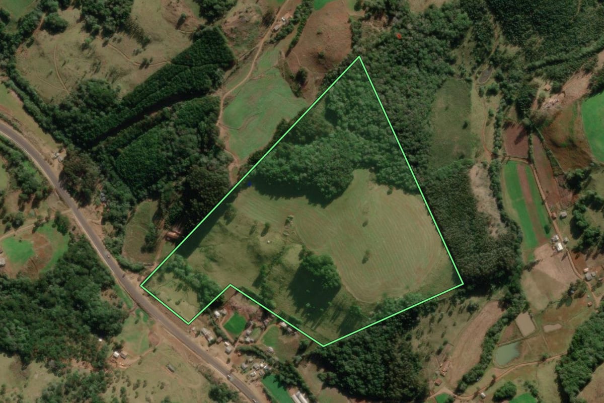 Imagem de satélite do imóvel rural em Vargem (SC), com o contorno declarado no CAR desenhado por cima.
