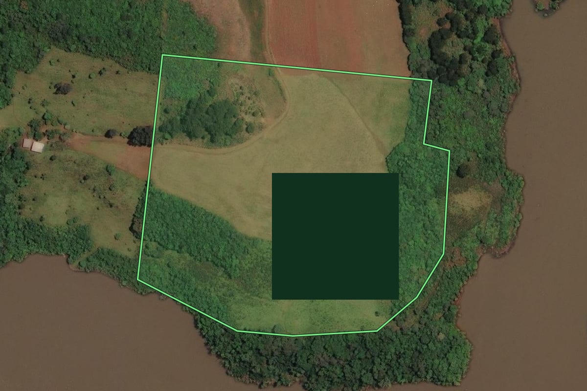 Imagem de satélite do imóvel rural em Vargem (SC), com o contorno declarado no CAR desenhado por cima.