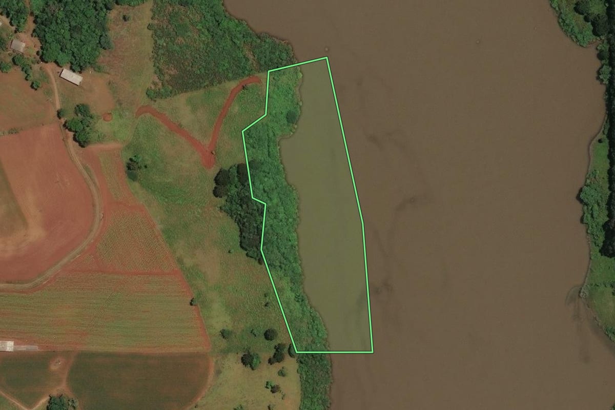 Imagem de satélite do imóvel rural em Vargem (SC), com o contorno declarado no CAR desenhado por cima.