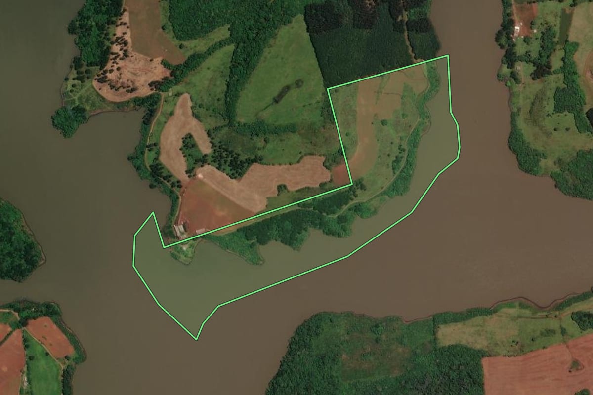 Imagem de satélite do imóvel rural em Vargem (SC), com o contorno declarado no CAR desenhado por cima.