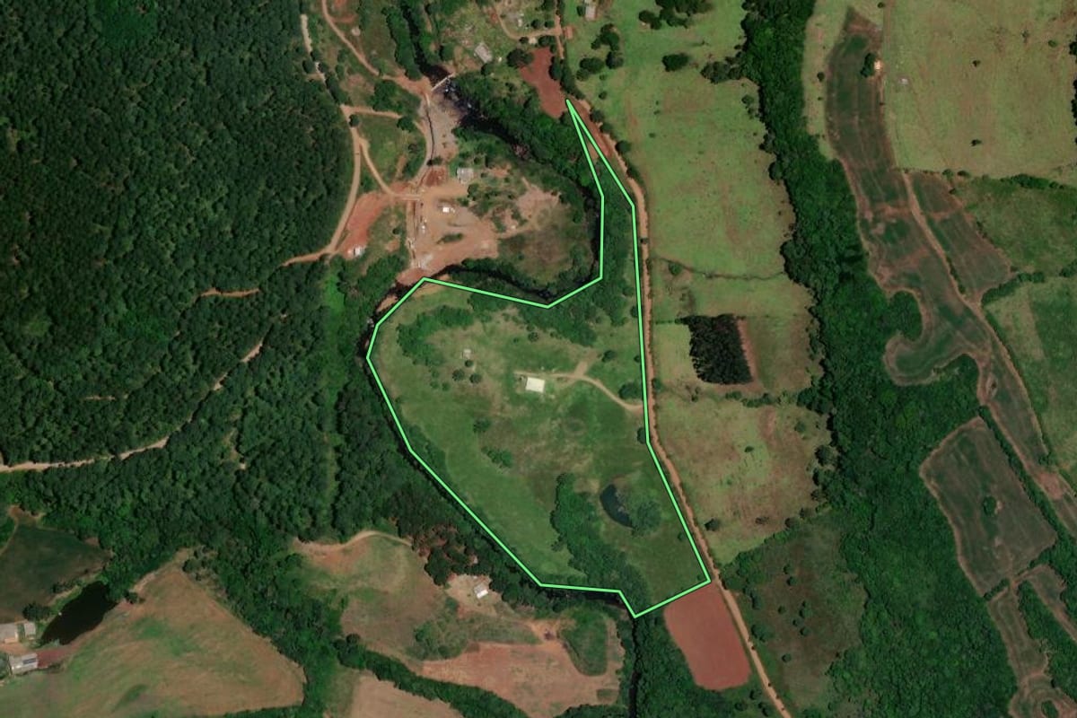 Imagem de satélite do imóvel rural em Vargem (SC), com o contorno declarado no CAR desenhado por cima.